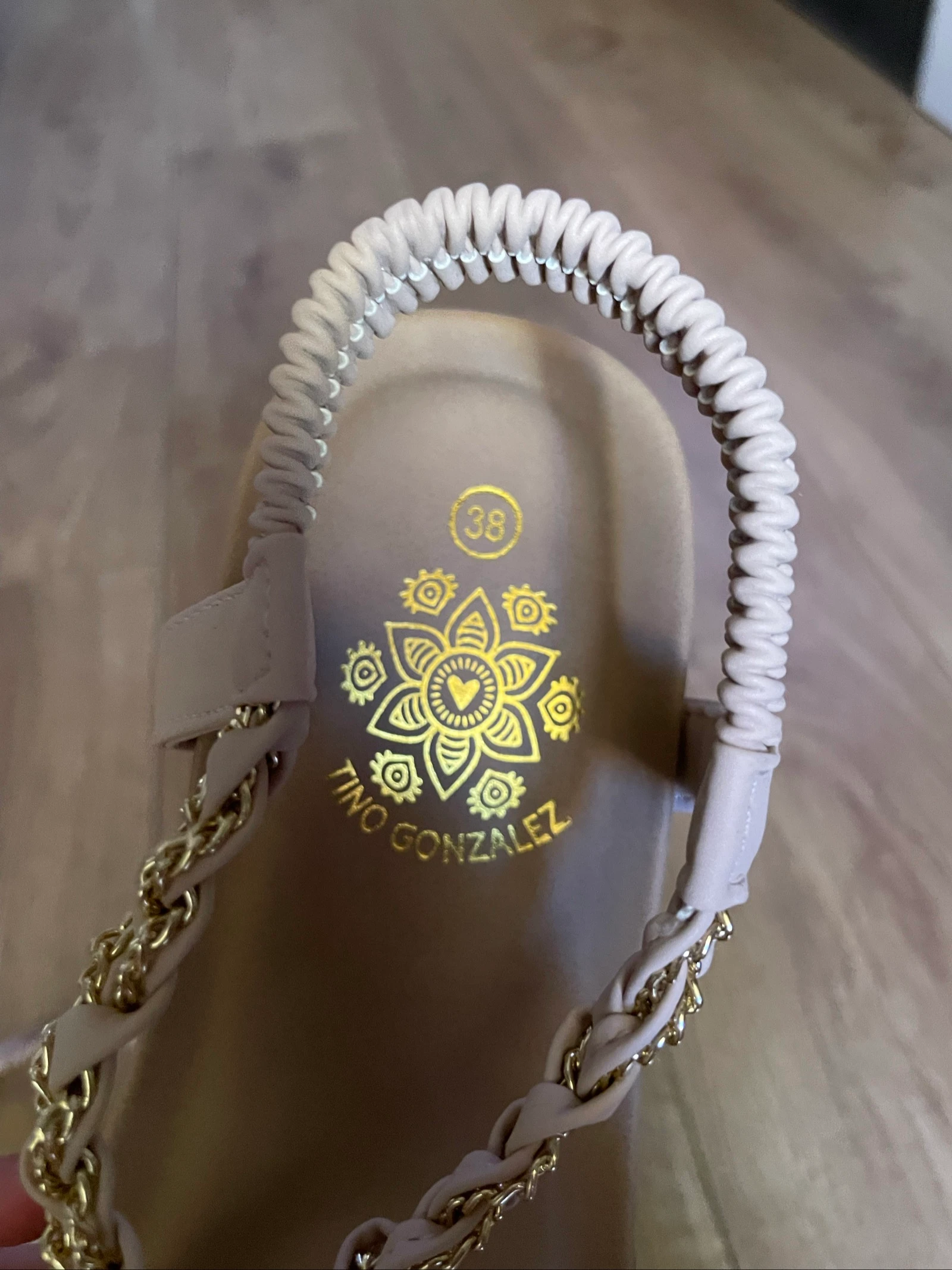 Sandália plana com detalhes dourados tamanho 38 – photo 7